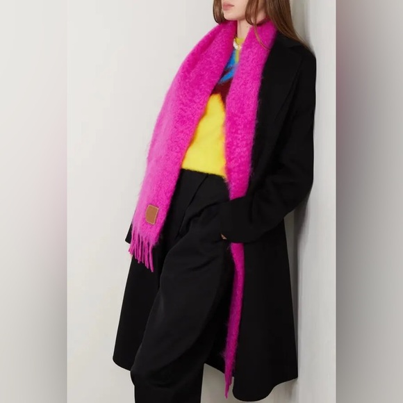 Loewe leather-trimmed fringed mohair-blend scarf in fuchsia pink - Picture 4 of 6